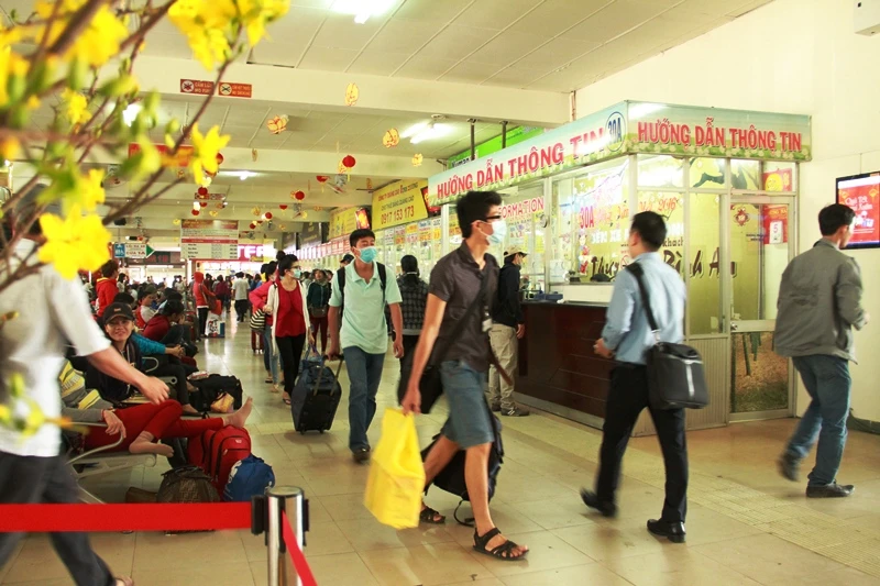 Người ở Sài Gòn tay xách nách mang về quê ăn Tết ảnh 5